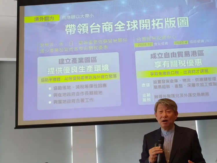 經濟部今舉辦2025年春酒活動， 經濟部長郭智輝對外公布2025年經濟部政策重點。許麗珍攝