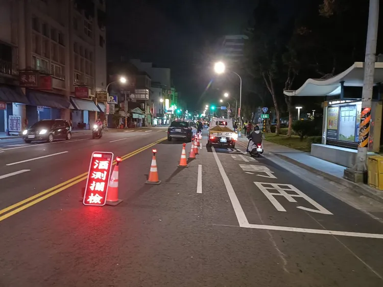 警方設置攔檢點。桃園警分局提供