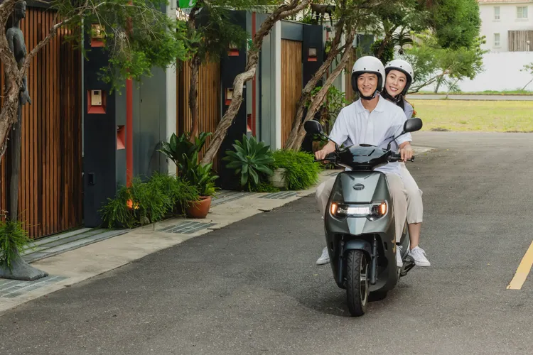 勁炫125新春推出限時方案，購車不僅加贈標準型600W充電器(市價5250元)，再享新春購車金8000元。業者提供