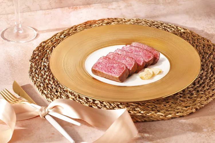 雙主餐之一「日本A5和牛」以鐵板高溫乾煎，帶出頂級和牛油花的濃郁香氣，再以低溫靜置，完美鎖住和牛純粹風味。業者提供