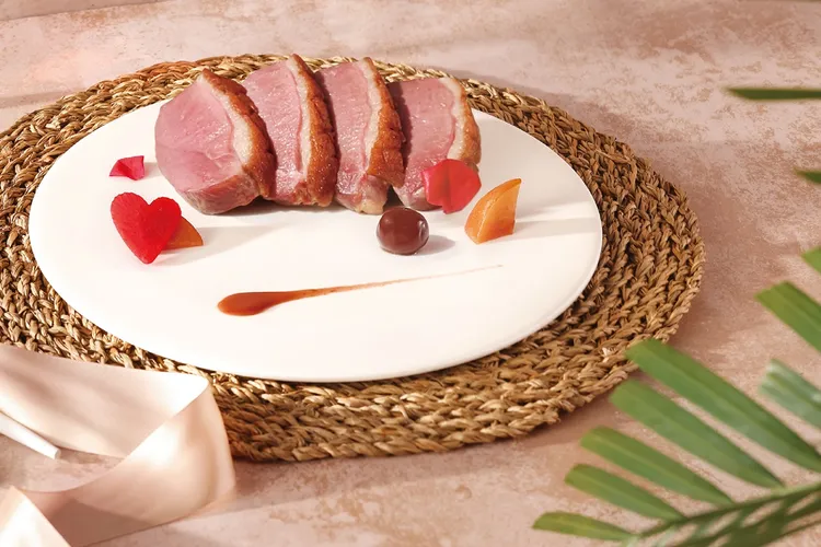 肥美櫻桃鴨胸以白蘭地點火炙燒，點綴主廚特製櫻桃醬汁，再裹入心型佐料，象徵飽滿愛意。業者提供