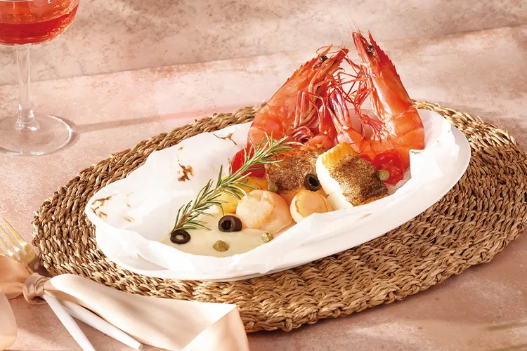 「地中海雙人海鮮盤」，嚴選三種奢華海味：北海道干貝、海大蝦與大比目魚，以紙包海鮮手法，加入迷迭香與橄欖，淋上檸檬奶油醬汁悶燒，口味層次豐富。業者提供