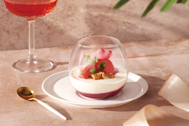 「夏慕尼」2/14西洋情人節當天將推出一日限定甜點，選用世界頂級冰淇淋「哈根達斯」(Häagen-Dazs)，結合莓果提拉米蘇，粉紅浪漫外觀和酸甜口感，為浪漫情人節饗宴甜蜜加倍。業者提供