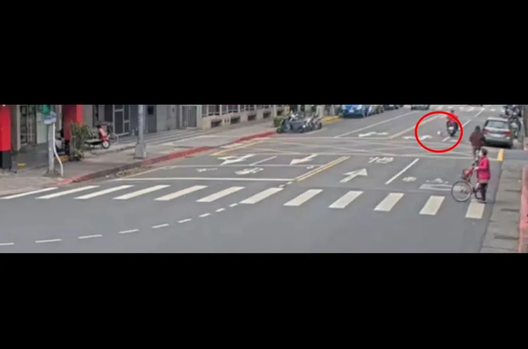 騎士車上噴出包裹。警方提供