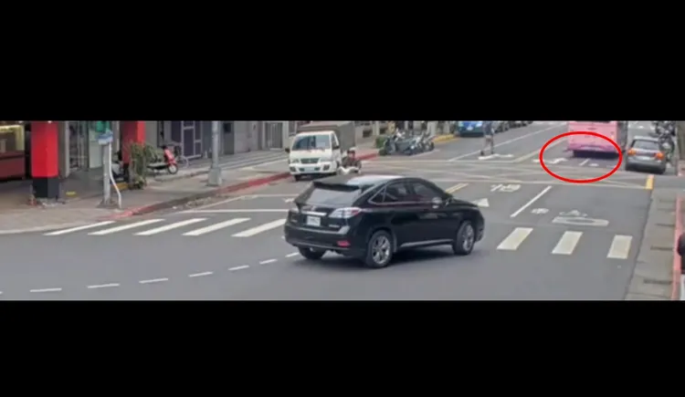 公車險些輾過。警方提供