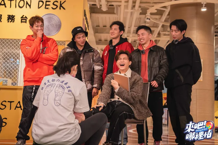 王子（中）在按摩大姐手勁下痛苦哀嚎，遭威廉（左一）吐槽。TVBS提供