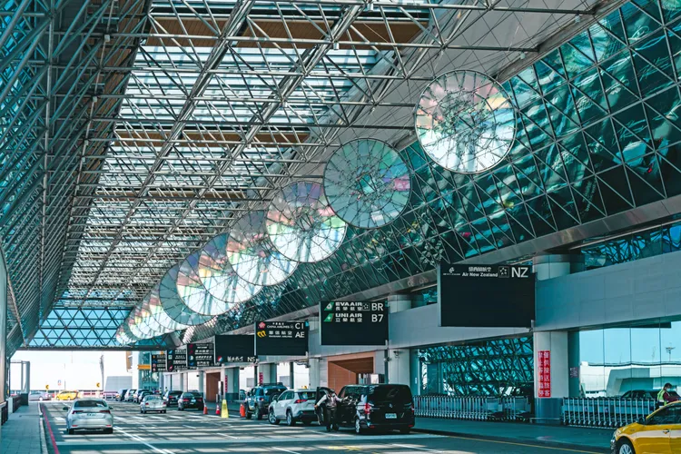 自行駕車及接送機民眾，可下載桃機APP或透過官網查詢停車場即時剩餘車位。桃機提供