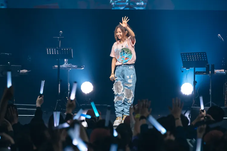 倉木麻衣親切與粉絲揮手。華貴娛樂提供