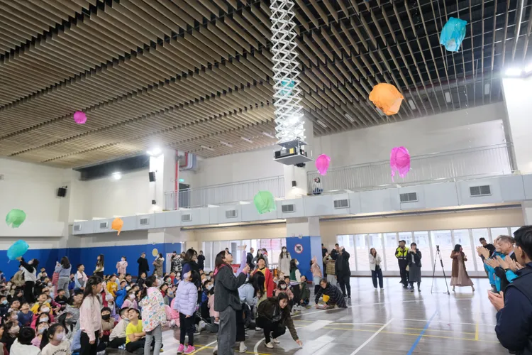 師生們放天燈，表達身體力行友善校園的決心。新竹縣府提供