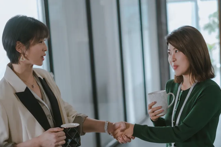 賴雅妍（左）與木星後期上演「世紀大和解」。TVBS提供