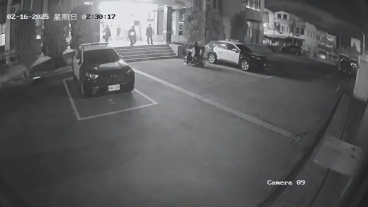 陳男騎機車停在派出所前。警方提供