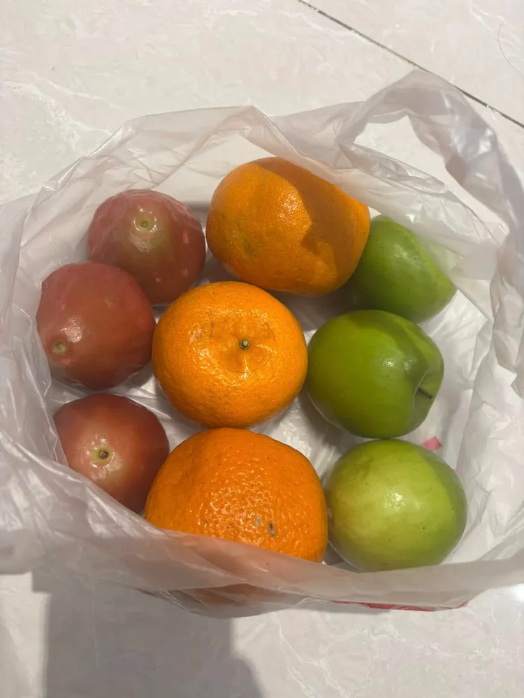 台南水仙宮市場，9顆水果要價360元。翻攝「爆料公社」臉書