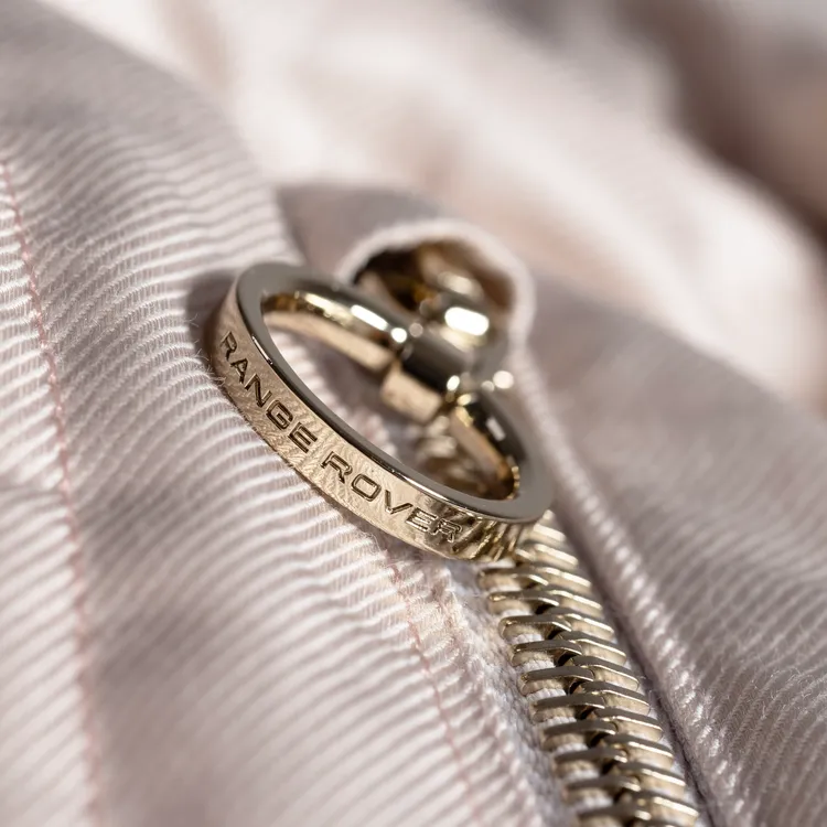 拉鍊金屬件採用訂製設計，並以源自日落古銅色，Range Rover 著名的漆面之一製成。原廠照片