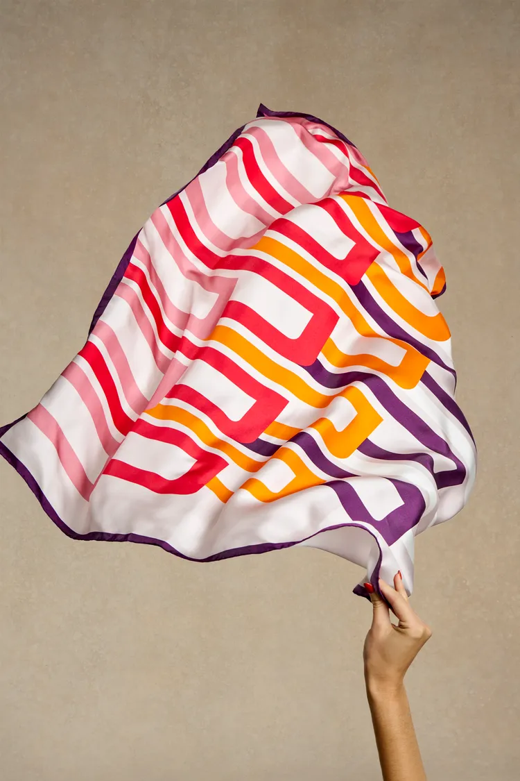 膠囊系列兩款現代純真絲圍巾設計，呈現了英國和歐洲跨越數個世紀的工藝歷史。原廠照片