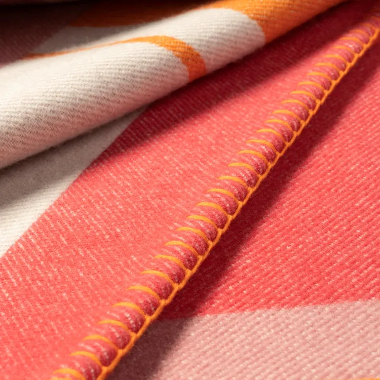 純羊毛與羊絨混紡毛毯具有貫穿整個系列的獨特的 Bodyside 圖案，並且採用毯縫邊緣手工完成。原廠照片