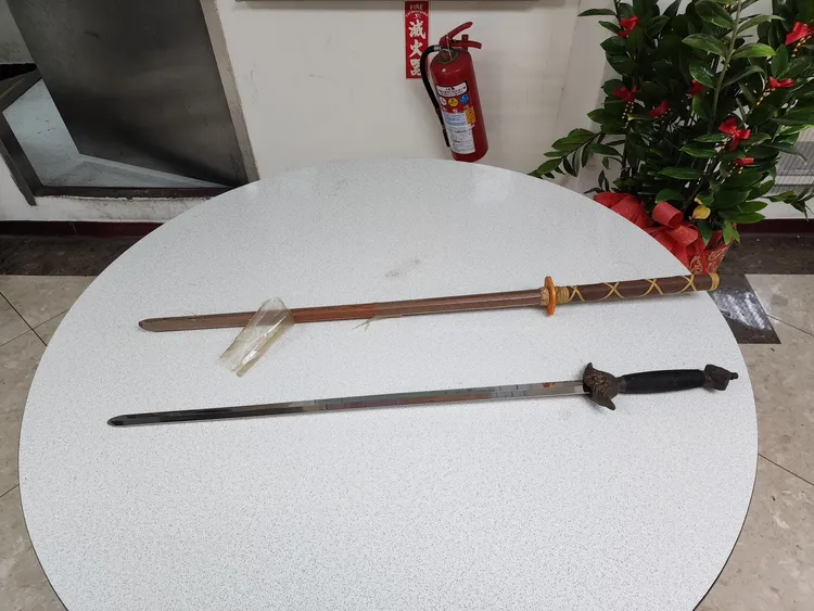 警方查扣古董鐵劍與木劍凶器。翻攝畫面