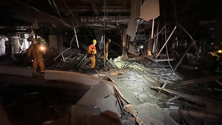 消防人員在氣爆現場搜索。民眾提供