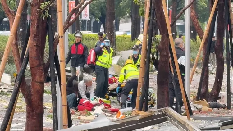 救護人員在新光三越外為氣爆傷者急救。民眾提供