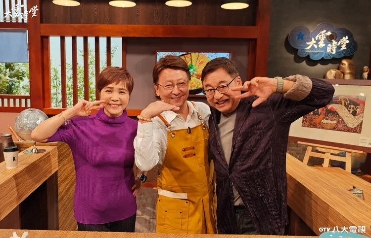 李四端（中）、李濤（右）、李艷秋歡聚。八大提供