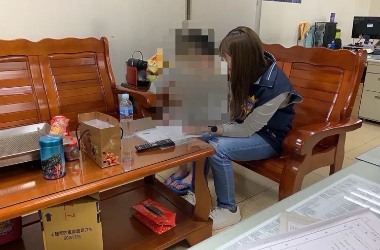 少年隊主動關心少女小妮，協助返家。翻攝畫面