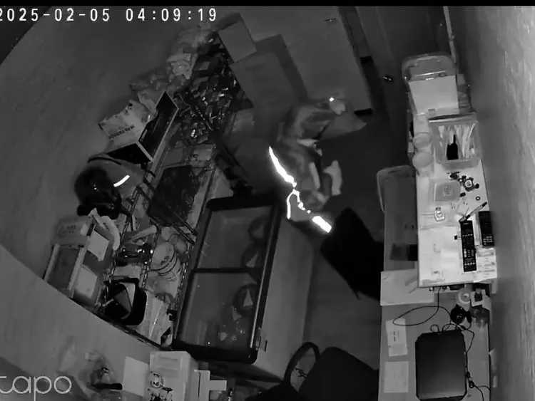 監視器拍到竊賊穿雨衣進入店內行竊。民眾提供