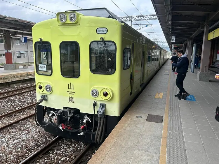 台鐵最新觀光列車山嵐號現身玉里車站吸引鐵道迷目光。民眾提供