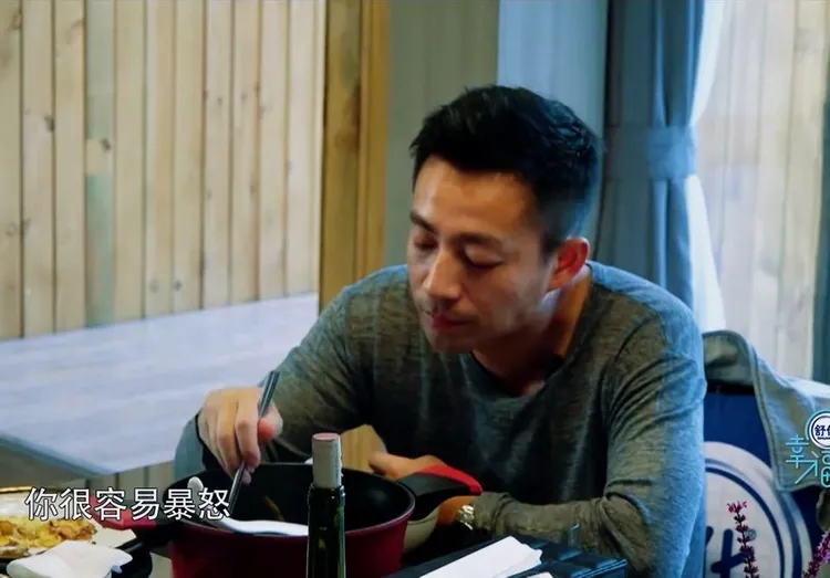 汪小菲聽大S講他的缺點，一邊朝鍋裡夾菜。翻攝騰訊視頻幸福三重奏