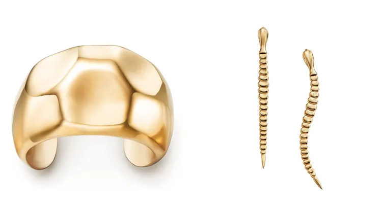Elsa Peretti Faceted Cuff 18K黃金寬板手環（左圖），以及Elsa Peretti Snake 18K金蛇型設計耳環（右圖）。品牌提供