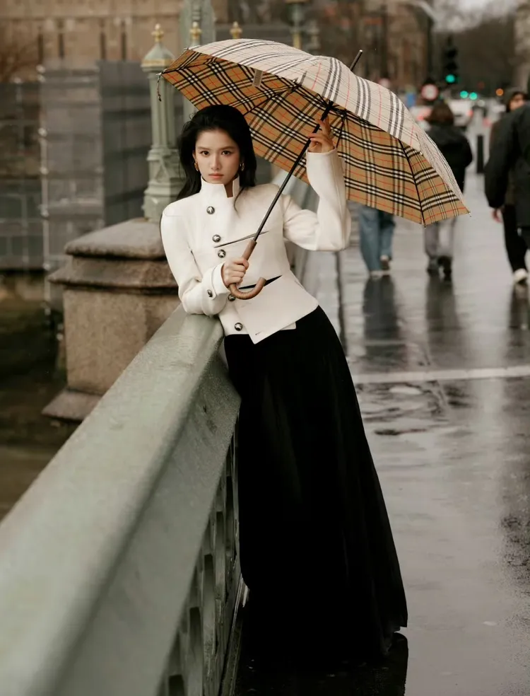 張婧儀首次來倫敦時裝周欣賞BURBERRY大秀。翻攝張婧儀工作室微博