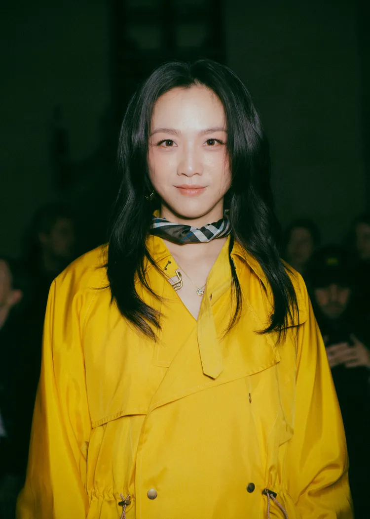 湯唯以黃色短風衣搭配黑色褲裝延續鬆弛感。品牌提供