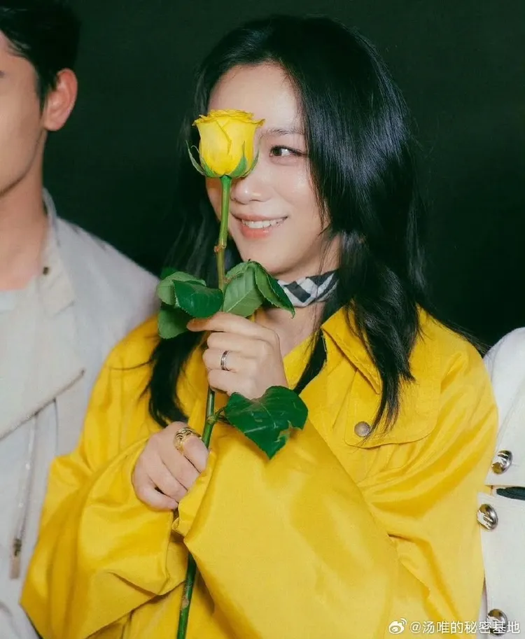 湯唯以黃風衣、黃玫瑰的亮眼造型登場。翻攝湯唯的秘密基地微博