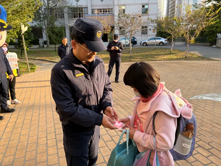 台中第三警分局副分局長鄭又銘及宣導團在和平國小護童，發送菜瓜布跟口罩。警方提供