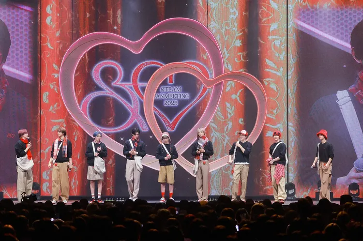 &TEAM由副隊長FUMA（左起）、隊長EJ、YUMA、JO、HARUA、K、MAKI、王奕翔、TAKI組成。翻攝HYBE LABELS JAPAN