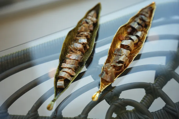 旅客可以購買店內貓咪專用零食餵食餵食貓咪。S.H.攝