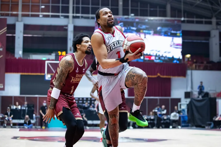 艾賽亞(前)。PLG