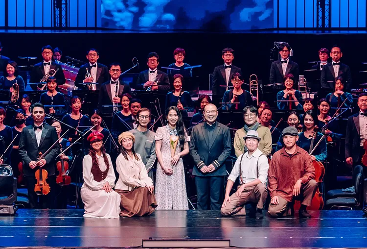 洪佩瑜與指揮大師簡文彬及長榮交響樂團彩排後合影留念。