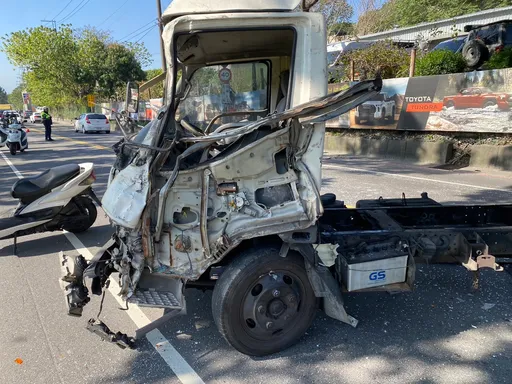 「備胎」掉路面致連環車禍 3車遭殃、2駕駛受傷