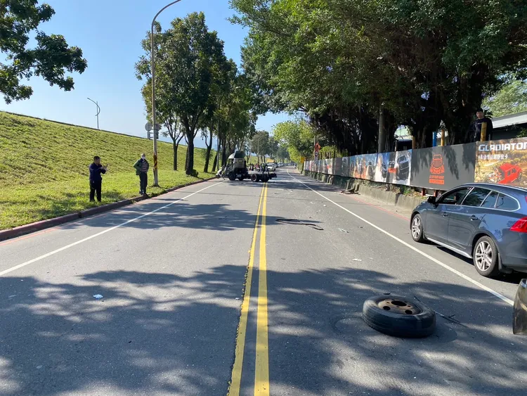 因1顆備胎引起連環車禍。警方提供