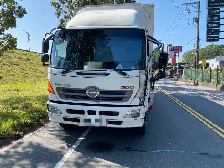 大貨車遭擦撞。警方提供