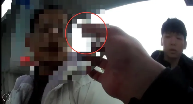 警方從其外套口袋中搜出「喪屍煙彈」毒品，當場質問。翻攝畫面