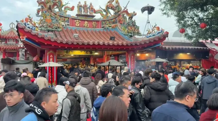 南投竹山紫南宮是民眾走春熱點，光是初一就湧入10萬人參拜。民眾提供