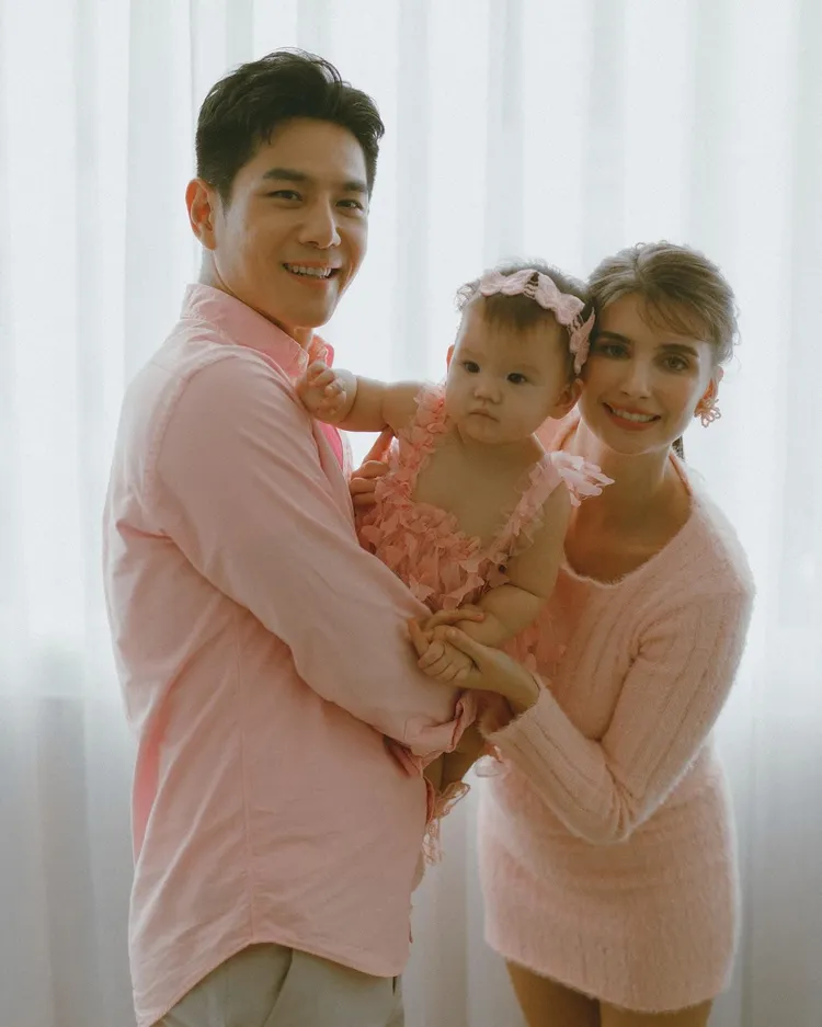 祖雄（左起）和辣妻佳娜、混血女兒「內內」合影，家庭幸福甜蜜。年代提供