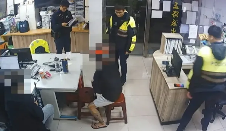 警方一開始拿椅子讓曾男坐下。警方提供