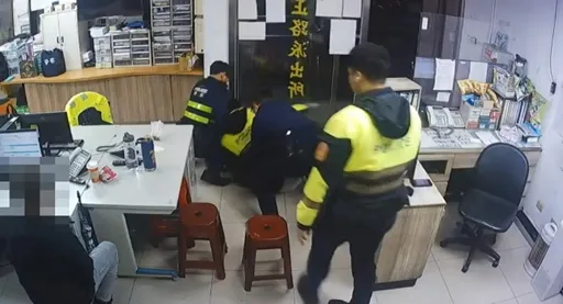 幽默！通緝犯走進派出所報案找手機　警「大外割」直接壓制上銬