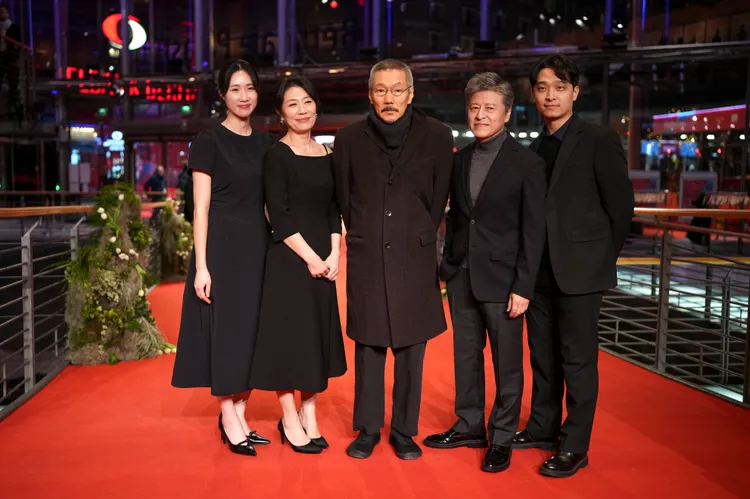 洪尚秀（中）跟《大自然對你說什麼》演員一起走紅毯，製作室長金珉禧缺席。美聯社