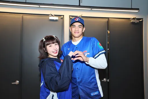 19歲強投林維恩和啦啦隊女神合比愛心喊「圓夢」　模仿柯P逗樂全隊