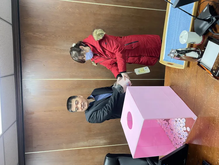 抽出前後年度比對中籤號碼。移民署提供