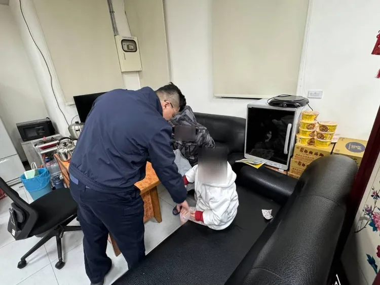 警員把男童帶回警所耐心溝通。蘆竹警分局提供