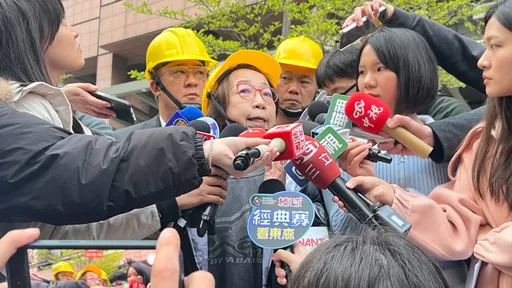 氣爆30小時後首開記者會 新光三越本部長哽咽:「該負的責任絕不逃避」