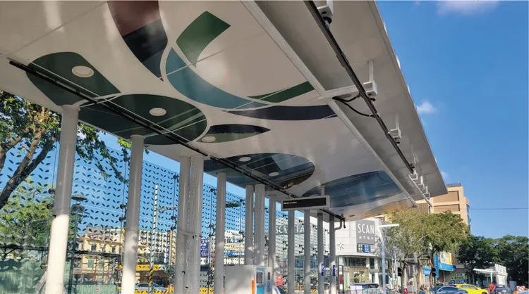 高雄輕軌車站C25至C29以「五福臨門」為設計主題彩繪車站月臺。翻攝畫面